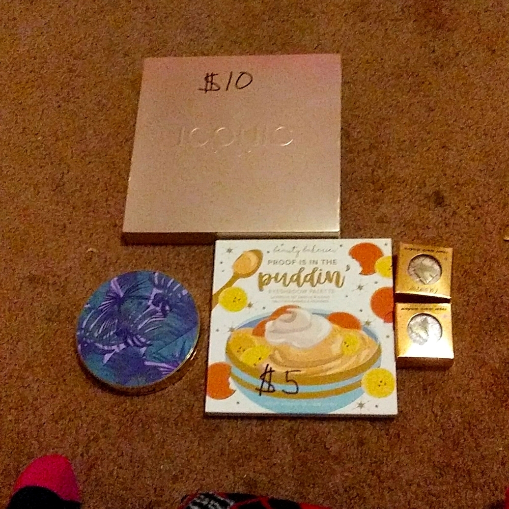 Eyeshadow palettes and mini eyeshadows bundle